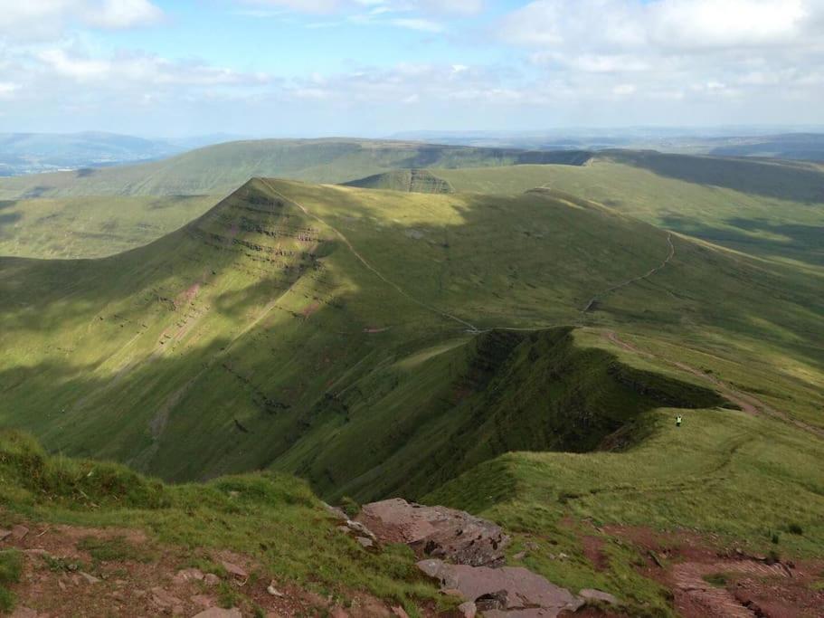 Villa Mountain Views In The Heart Of Brecon Town Extérieur photo