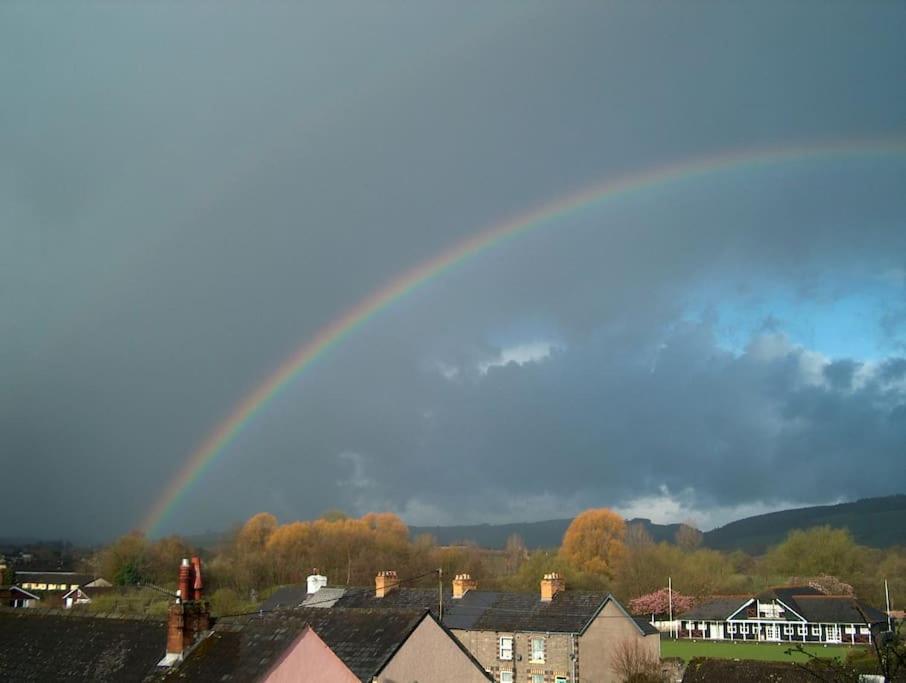 Villa Mountain Views In The Heart Of Brecon Town Extérieur photo