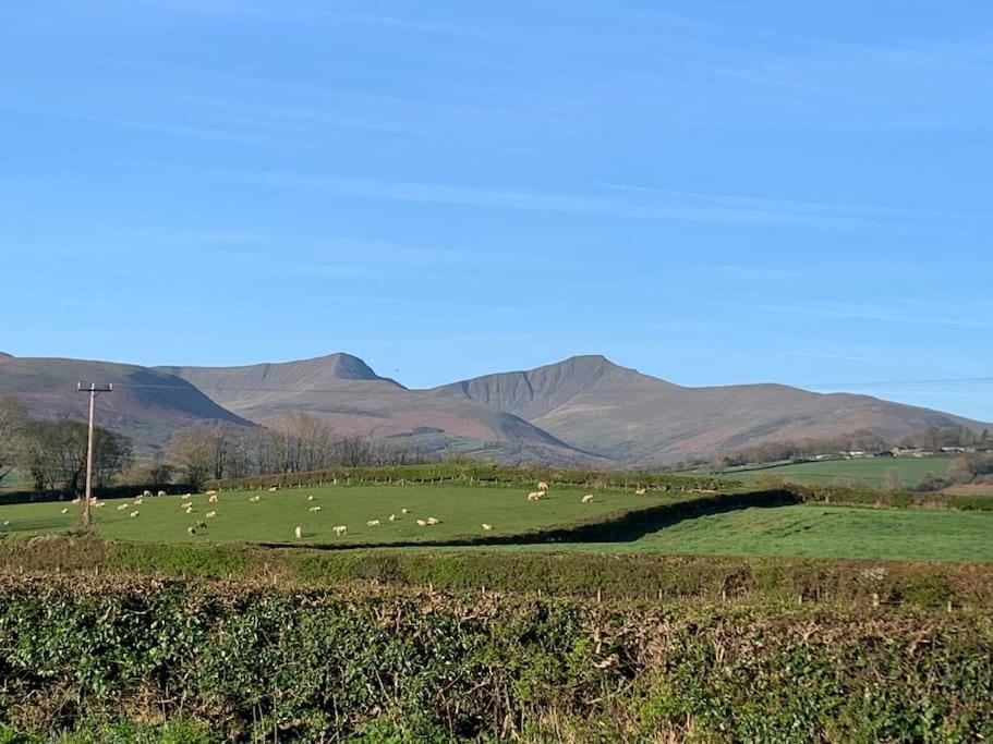 Villa Mountain Views In The Heart Of Brecon Town Extérieur photo